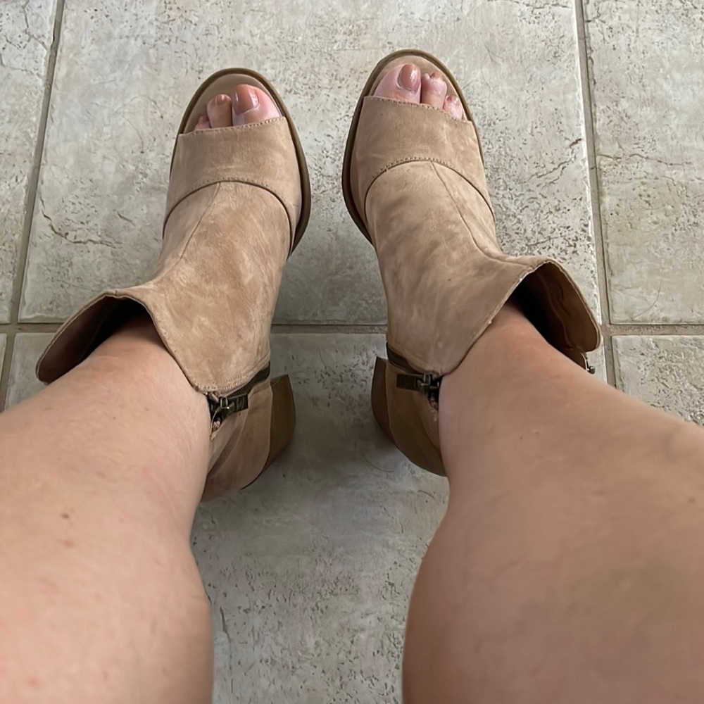 Shoe boots beige in color worn once